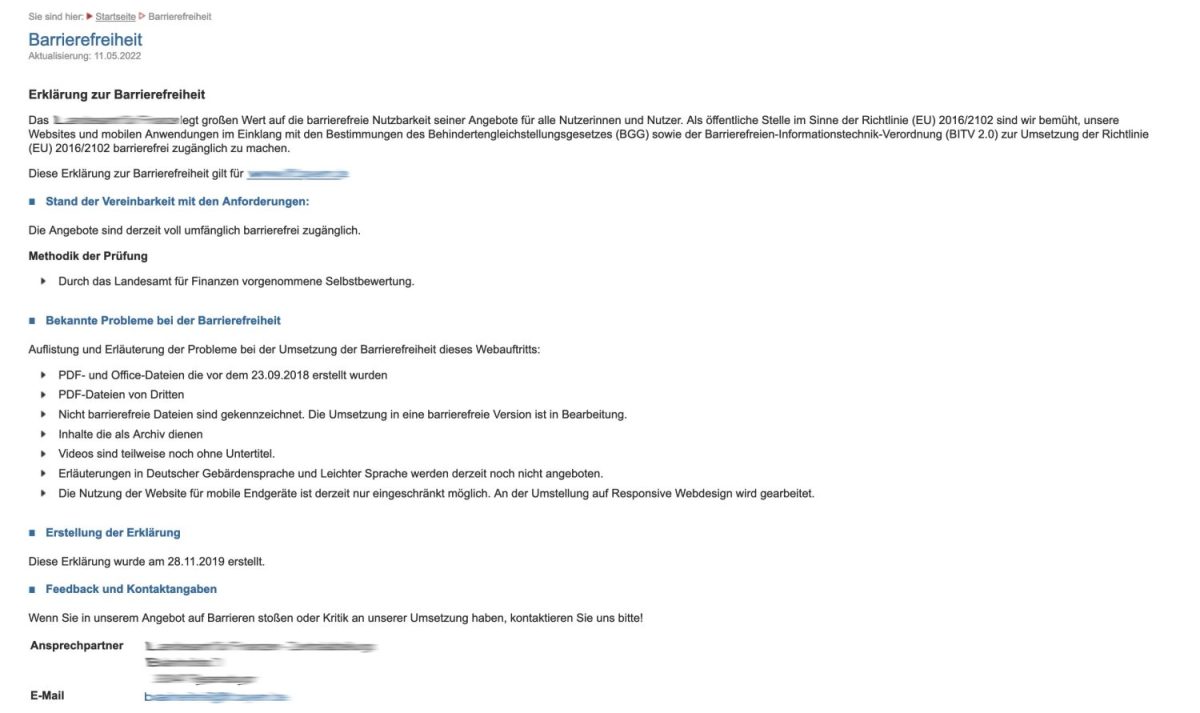Screenshot einer Barrierefreiheitserklärung eines Landesamtes. Der Screenshot zeigt einen Textausschnitt in der man das Datum der Erklärung sieht, ein paar Worte zur Umsetzung und eine Liste von Mängeln. Eine Begründung für die Mängel fehlt, ebenso fehlt es an Angaben zu alterativen Zugangswegen. Es handelt sich um eine Selbstbewertung.